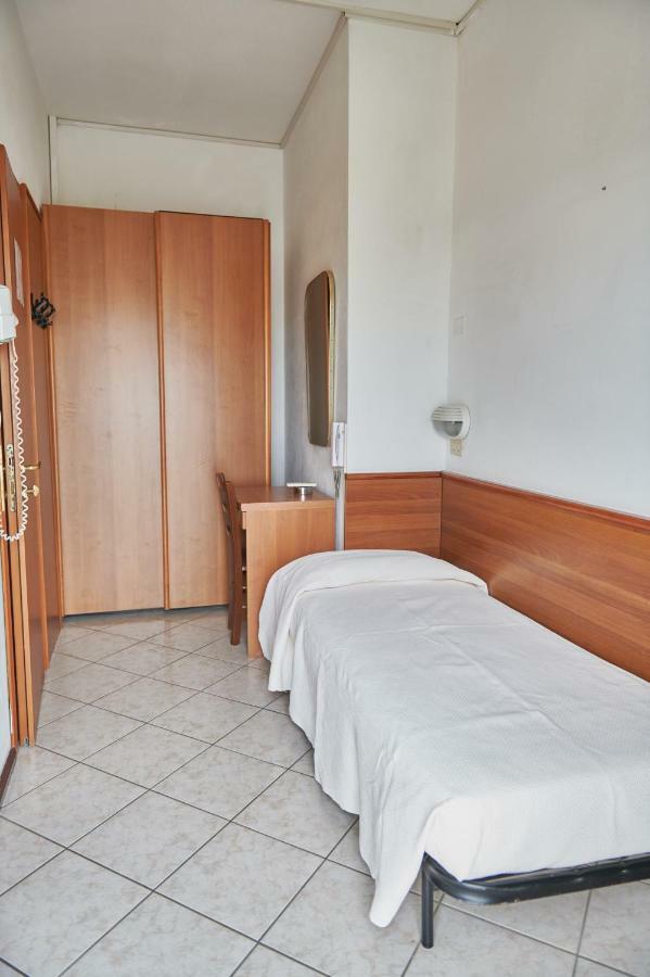 Hotel Caesar Bed And Breakfast Milano Marittima Exterior foto
