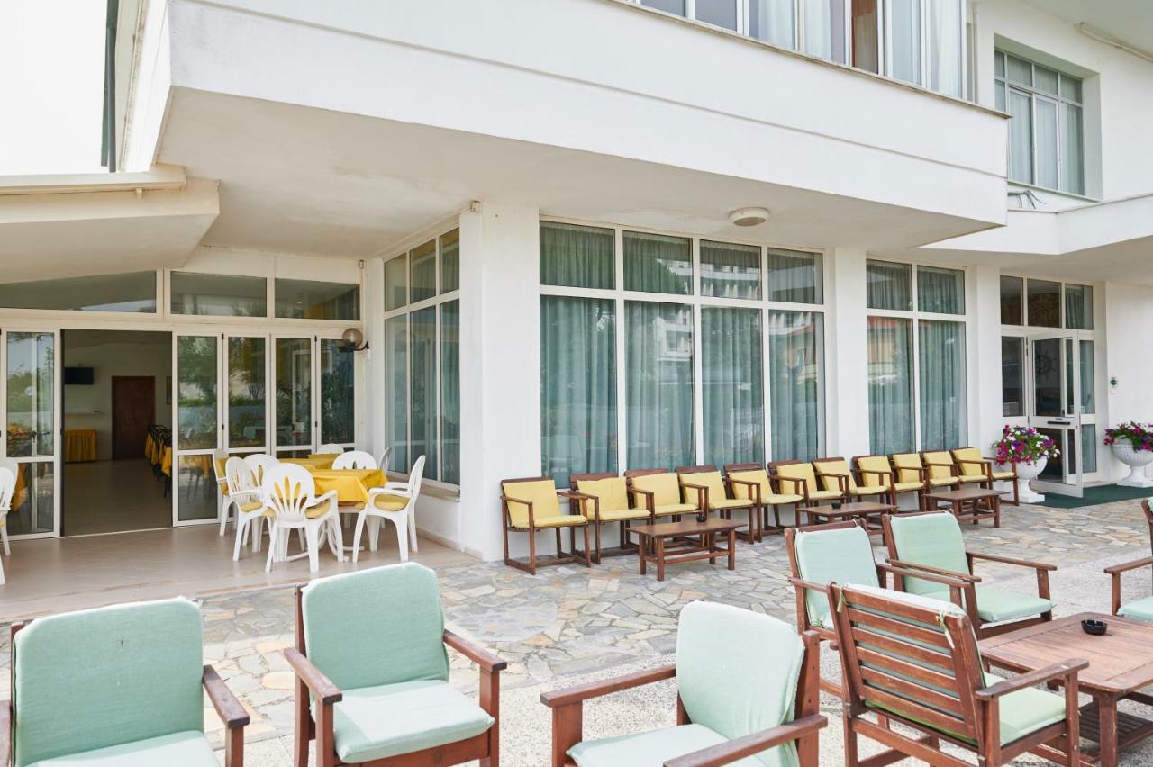 Hotel Caesar Bed And Breakfast Milano Marittima Exterior foto