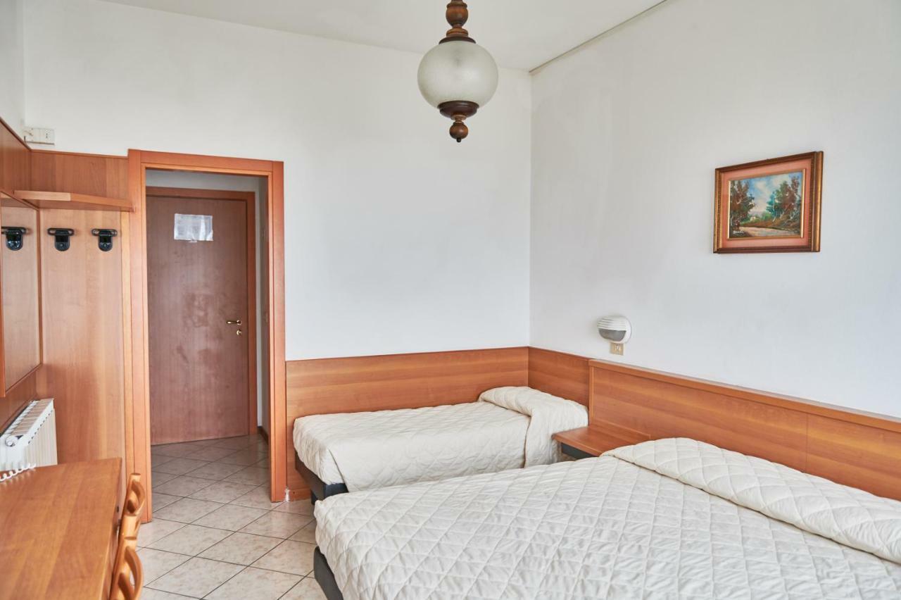 Hotel Caesar Bed And Breakfast Milano Marittima Exterior foto