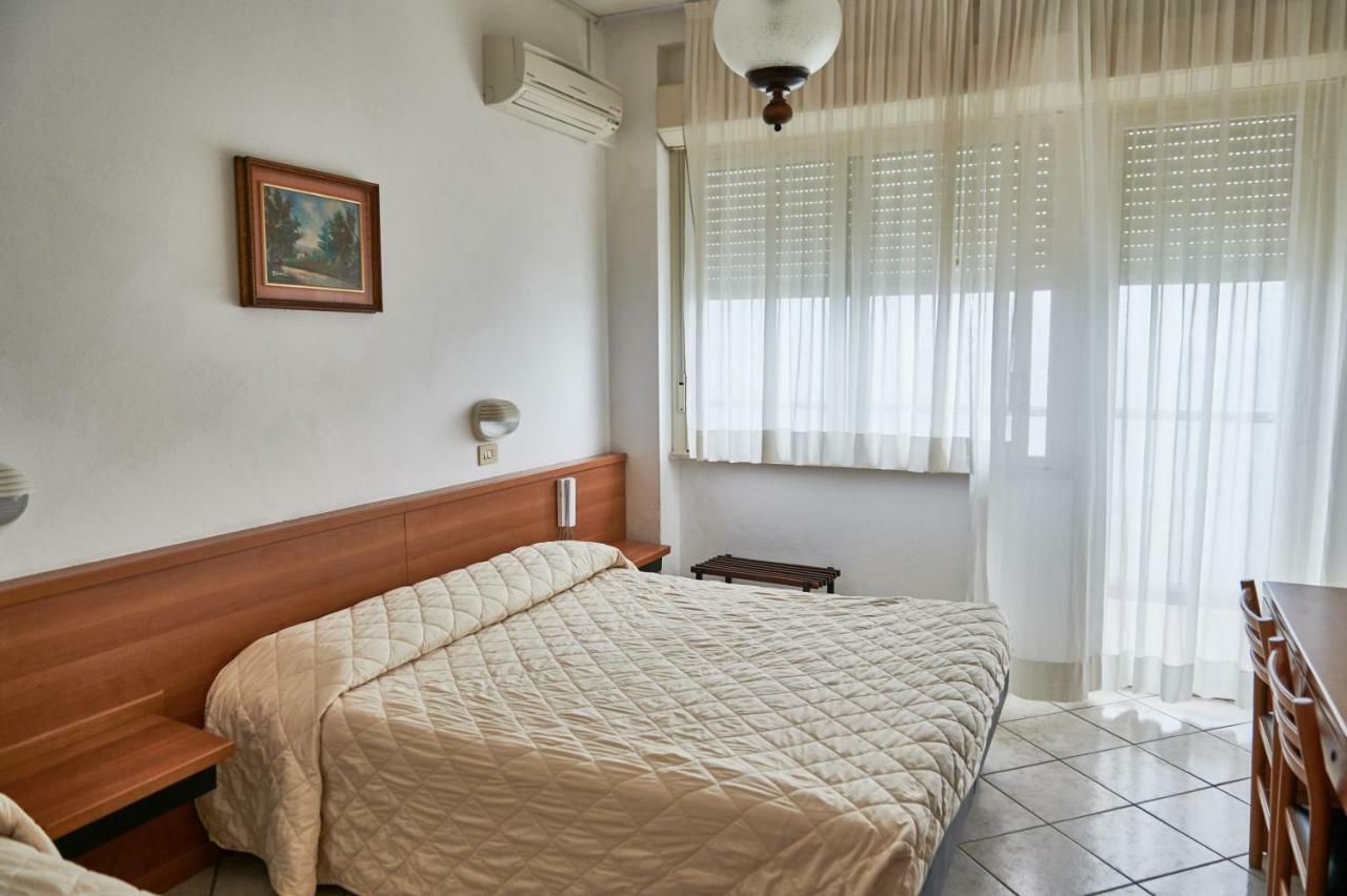 Hotel Caesar Bed And Breakfast Milano Marittima Exterior foto